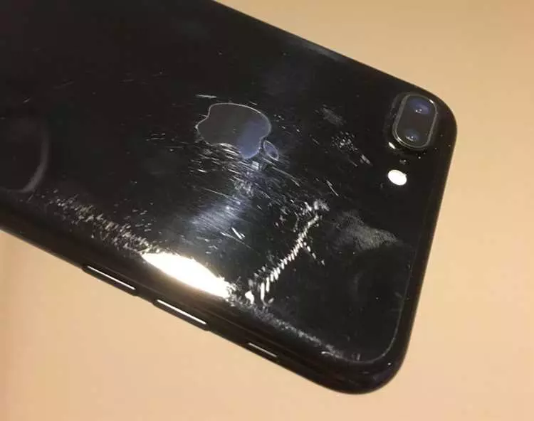 Полировка iPhone 7 Jet Black: восстановление идеального блеска